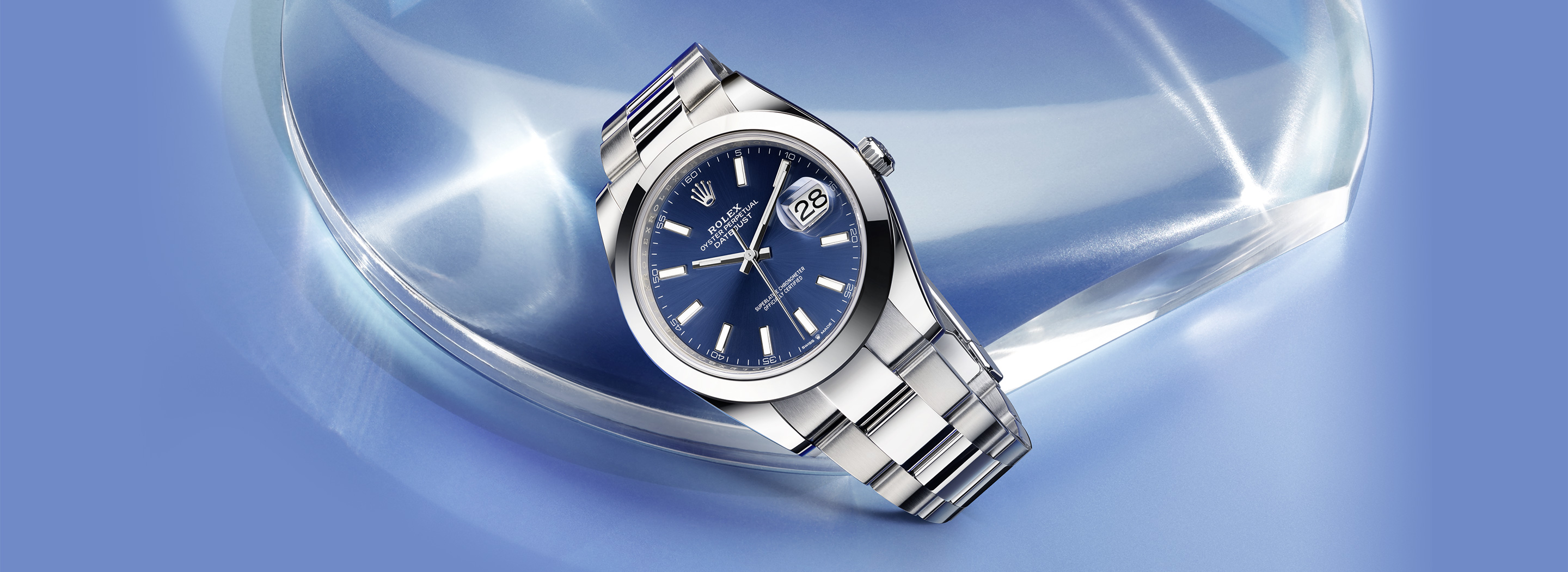 Rolex Datejust 41 mit blauem Zifferblatt auf Glas-Ambiance