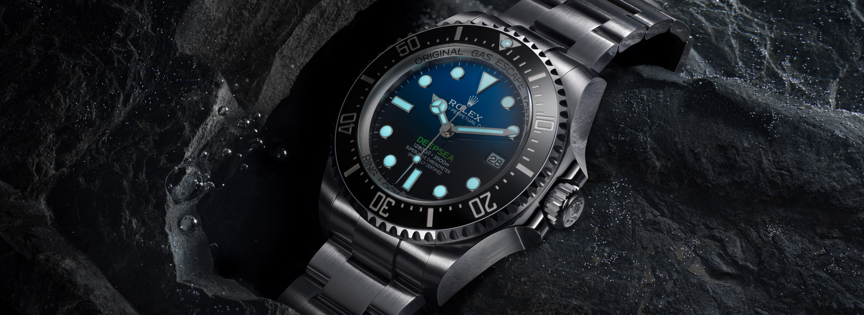 Rolex Deepsea mit D-blauem Zifferblatt auf dunklem Lavafels