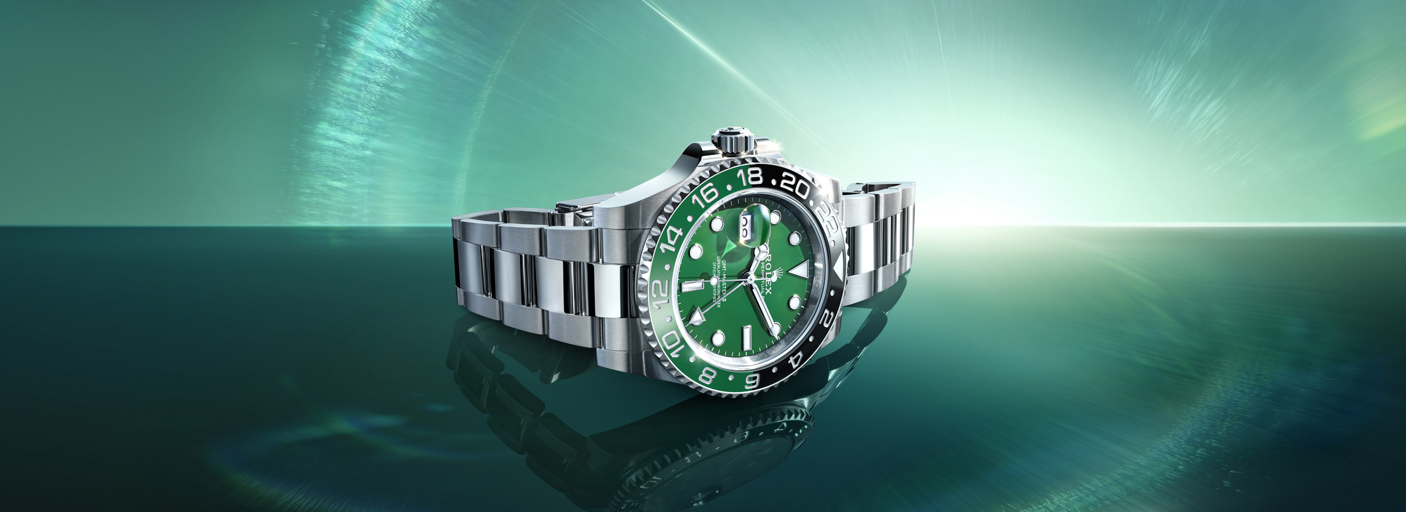 Rolex GMT-Master II mit grüner Cerachrom-Lünette — Ambiance auf Wasseroberfläche