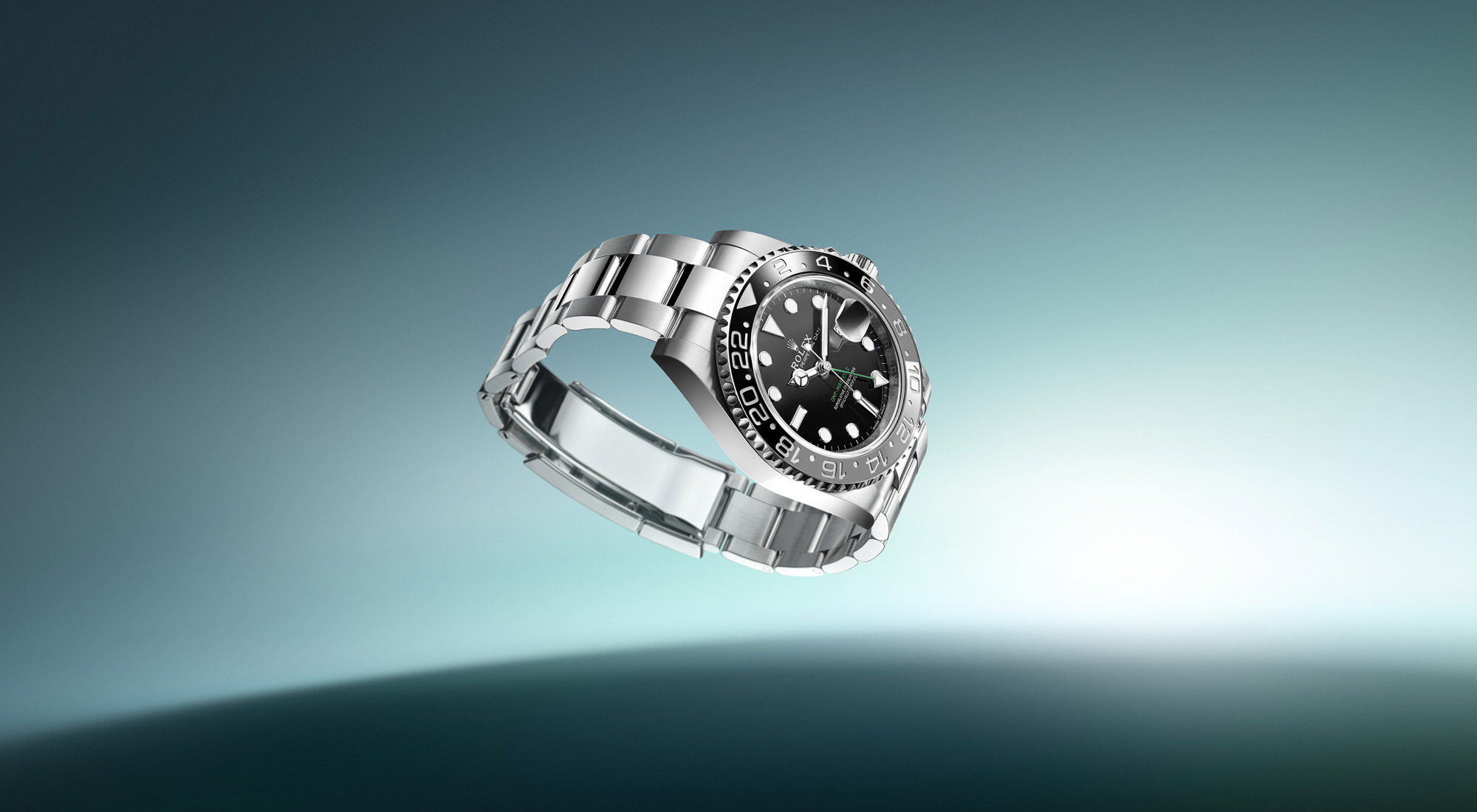 Rolex GMT-Master II schwebend vor türkisem Hintergrund
