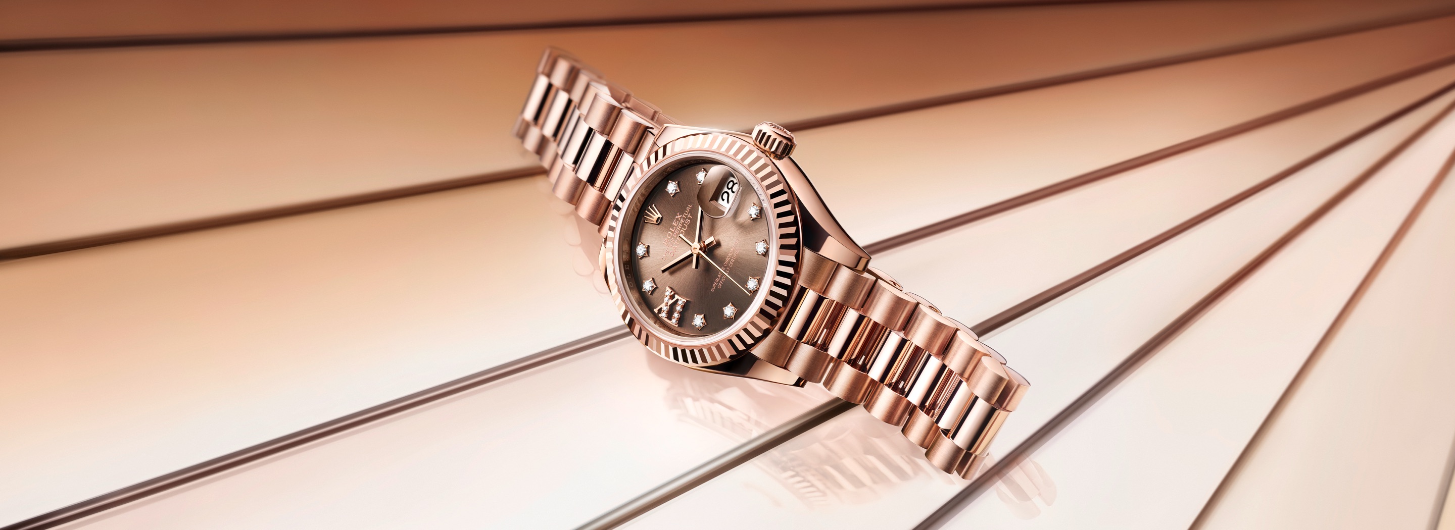 Rolex Lady-Datejust in 18 Karat Everose-Gold auf reflektierender Edelmetall-Fläche