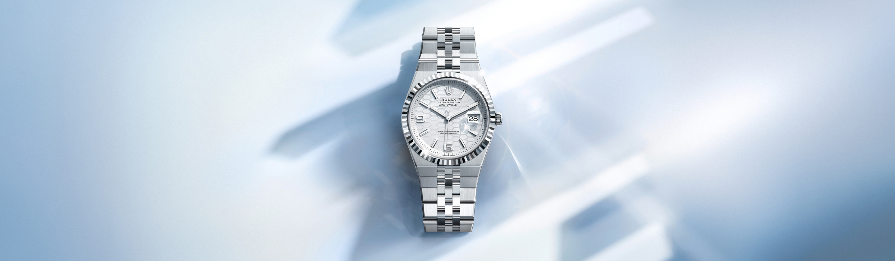Rolex Land-Dweller über Wasseroberfläche mit Himmel im Hintergrund