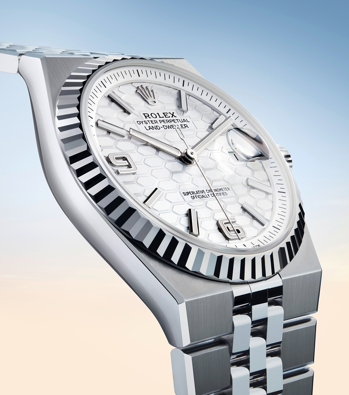 Rolex Land-Dweller — Zifferblatt-Close-Up mit lasergraviertem Wabenmuster und gerippter Lünette