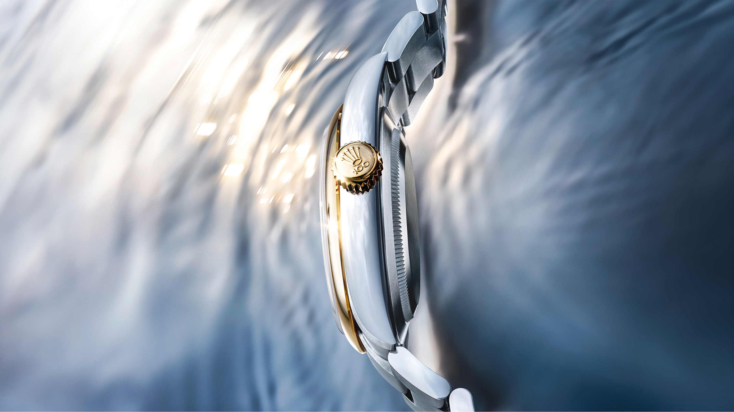 Rolex Oyster Perpetual — Seitenansicht mit Twinlock-Aufzugskrone auf Wasseroberfläche