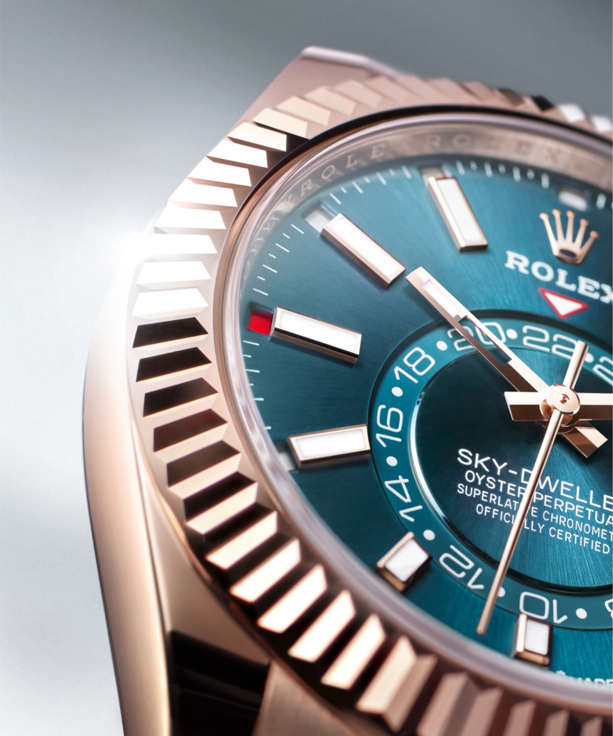 Rolex Sky-Dweller in Everose-Gold — Close-Up auf geriffelte Lünette und grünes Zifferblatt mit Saros-Kalender-Anzeige