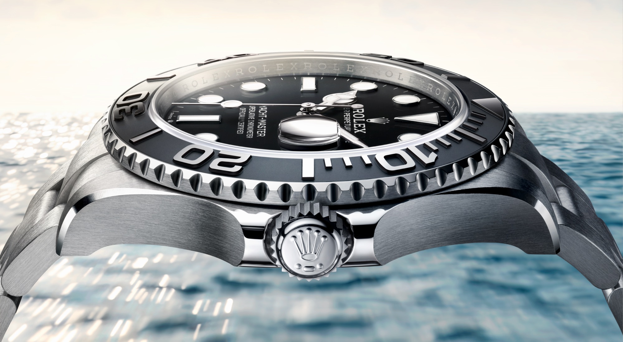 Rolex Yacht-Master 42 in Titan RLX — Gehäuse-Close-Up mit Cerachrom-Lünette auf Wasseroberfläche