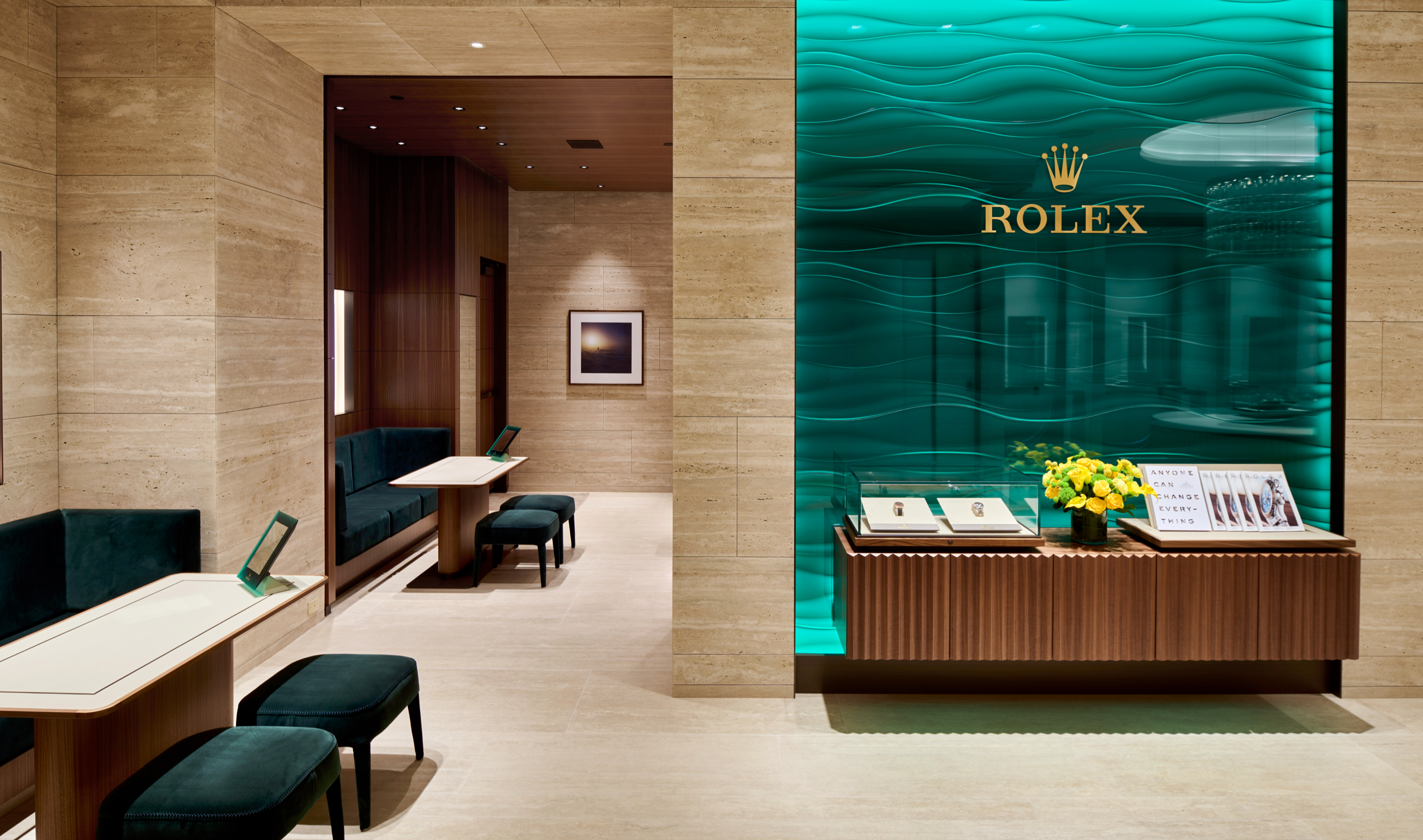Rolex Bereich bei GADORO Stilreich — Loungebereich und Rolex Wandvitrine