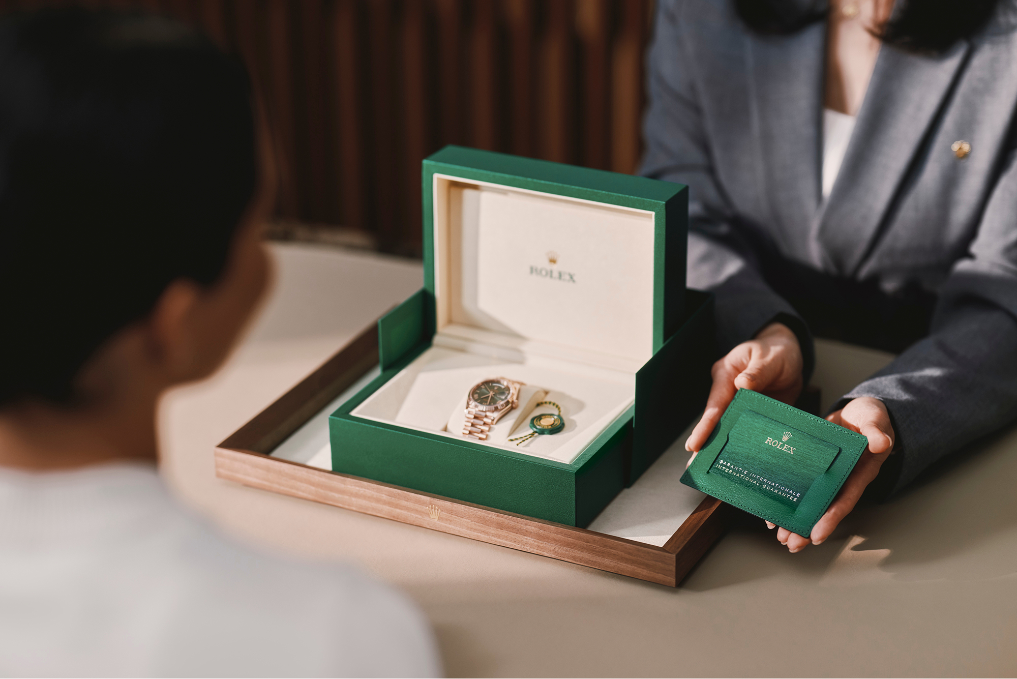 Rolex Beratung — Übergabe in der grünen Rolex Schatulle mit Garantiekarte