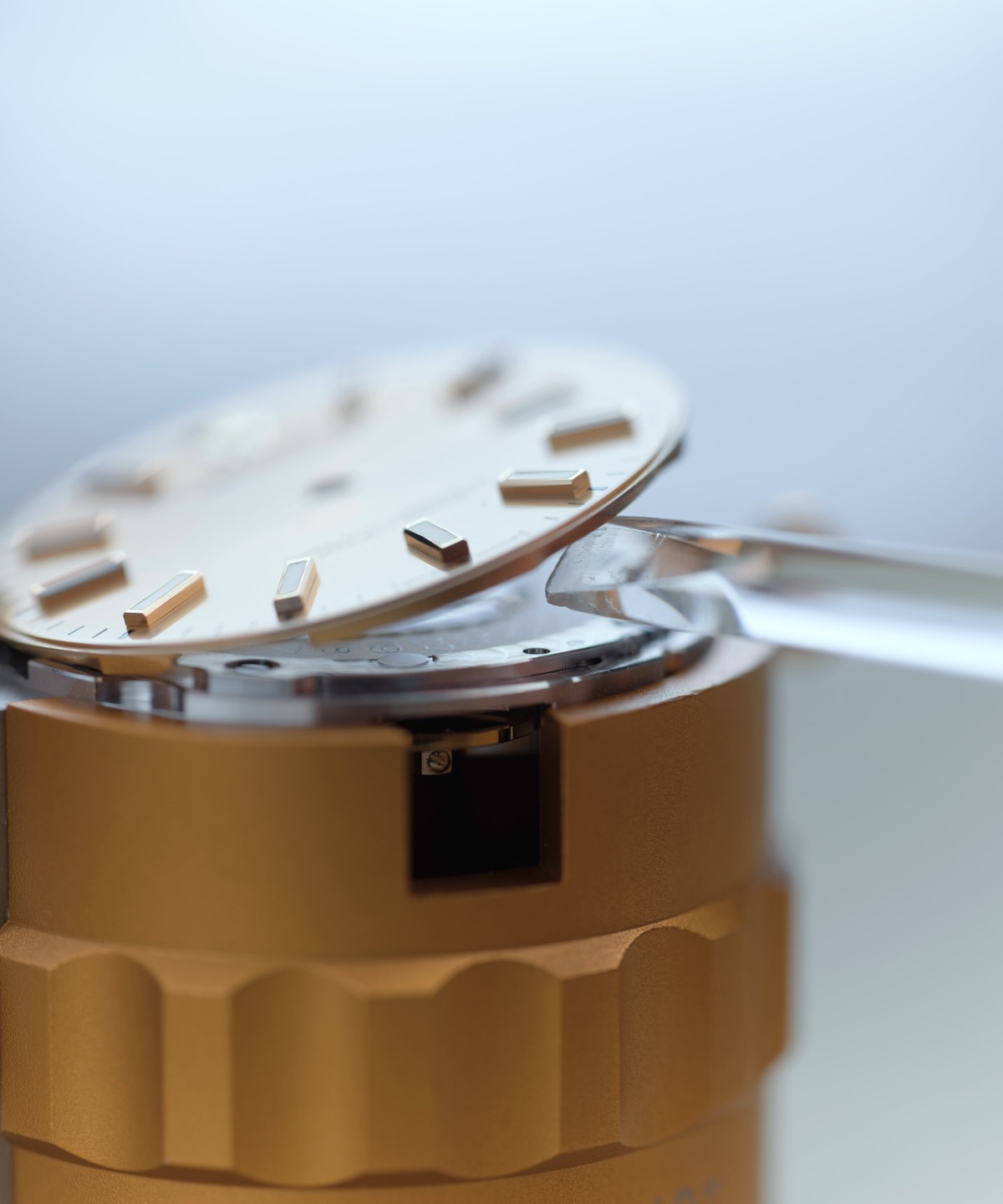 Rolex Uhrwerk mit Zifferblatt wird aus dem Gehäuse gehoben — Vorbereitung