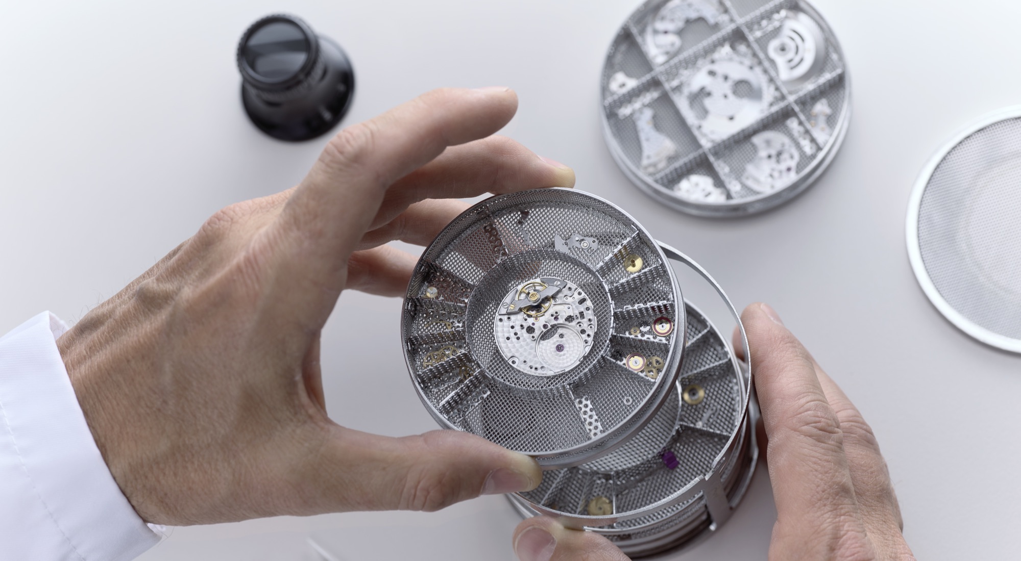 Reinigung der Rolex Werkbestandteile im Ultraschallbad