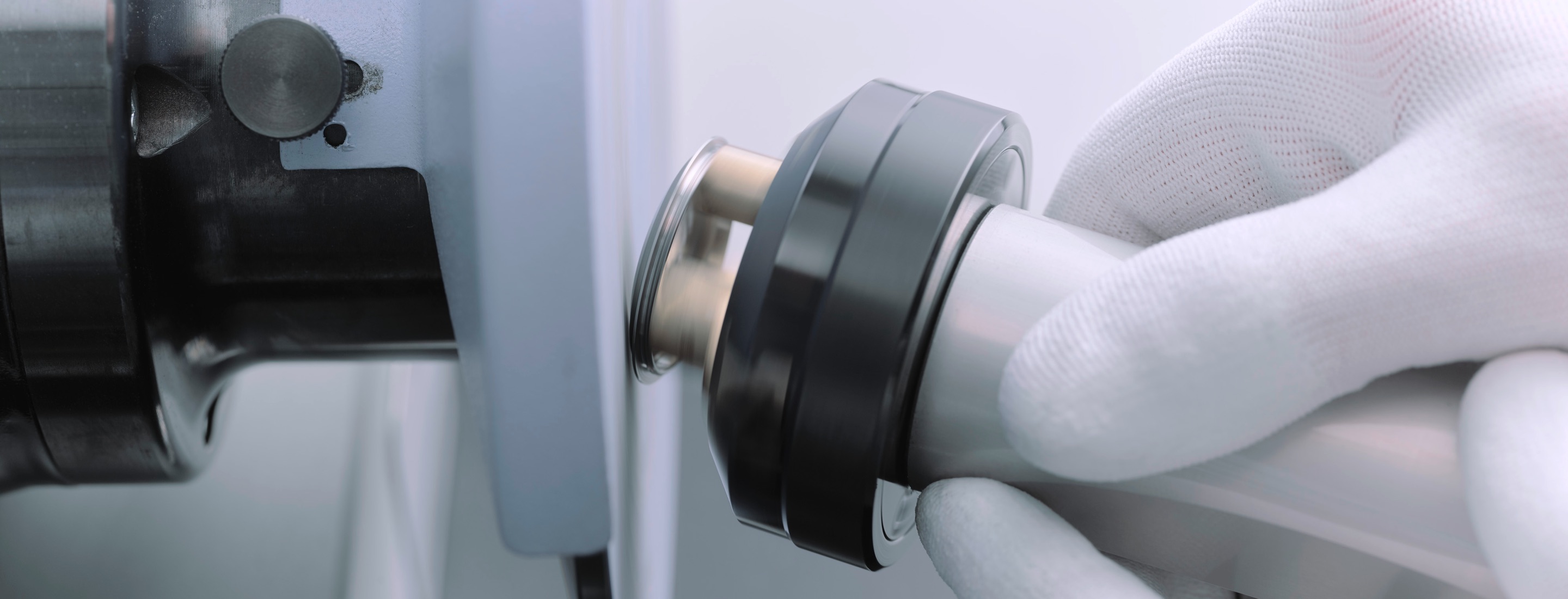 Auffrischen des Finishs eines Rolex Gehäusebodens — Polieren mit weißen Handschuhen
