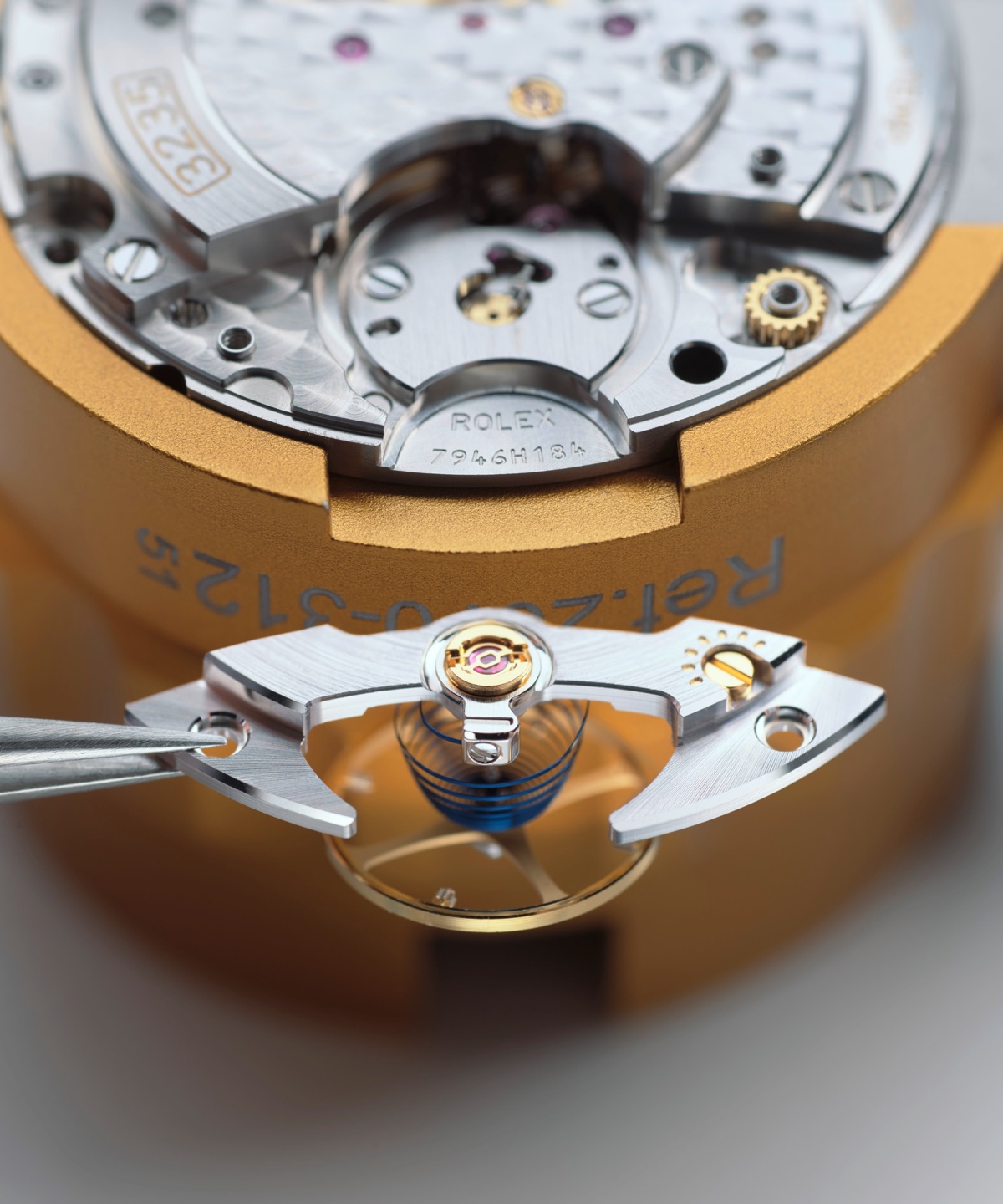 Montage des Rolex Uhrwerks — Einsetzen des Oszillators