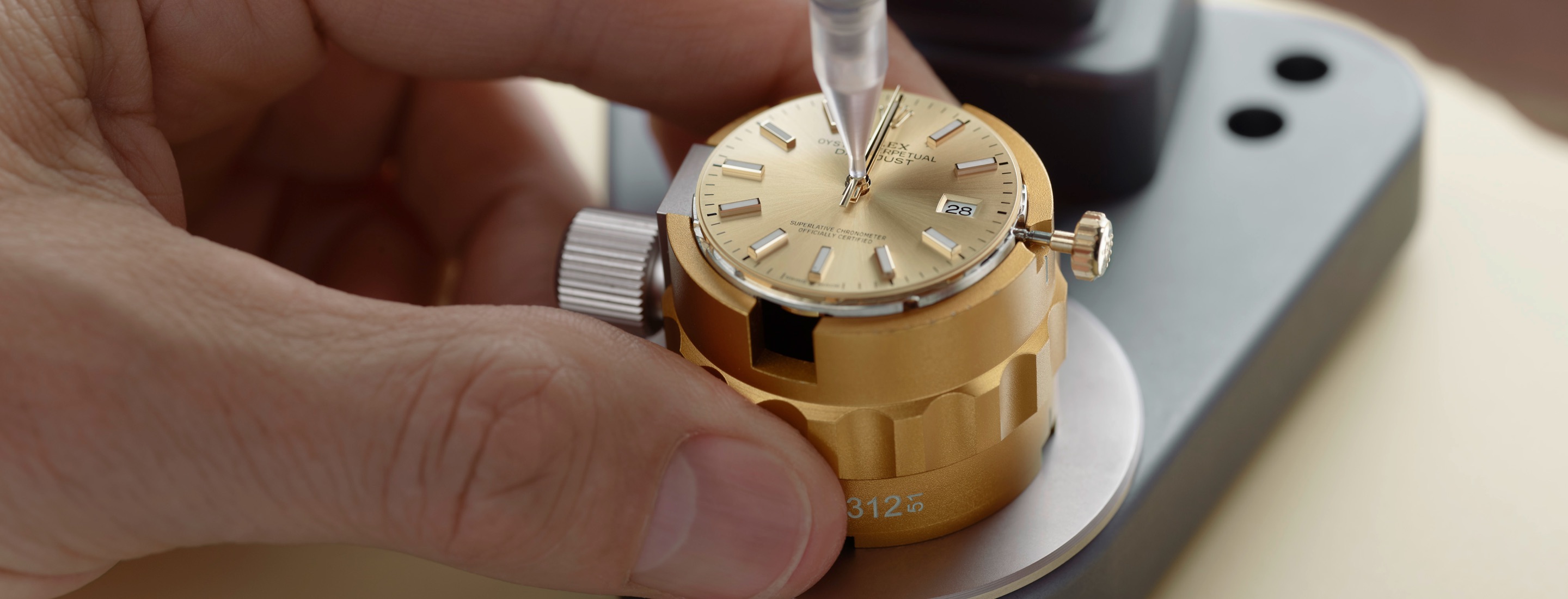 Einschalen des Rolex Uhrwerks — Setzen der Zeiger
