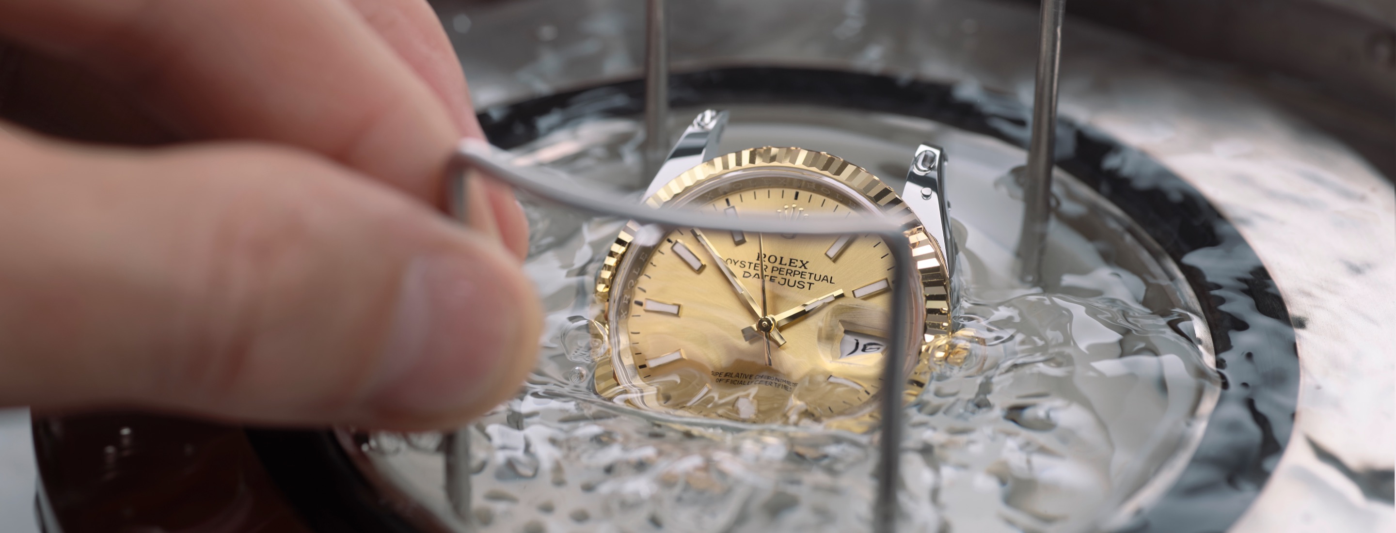 Wasserdichtheitsprüfung einer Rolex mit einem Drucktest unter Wasser