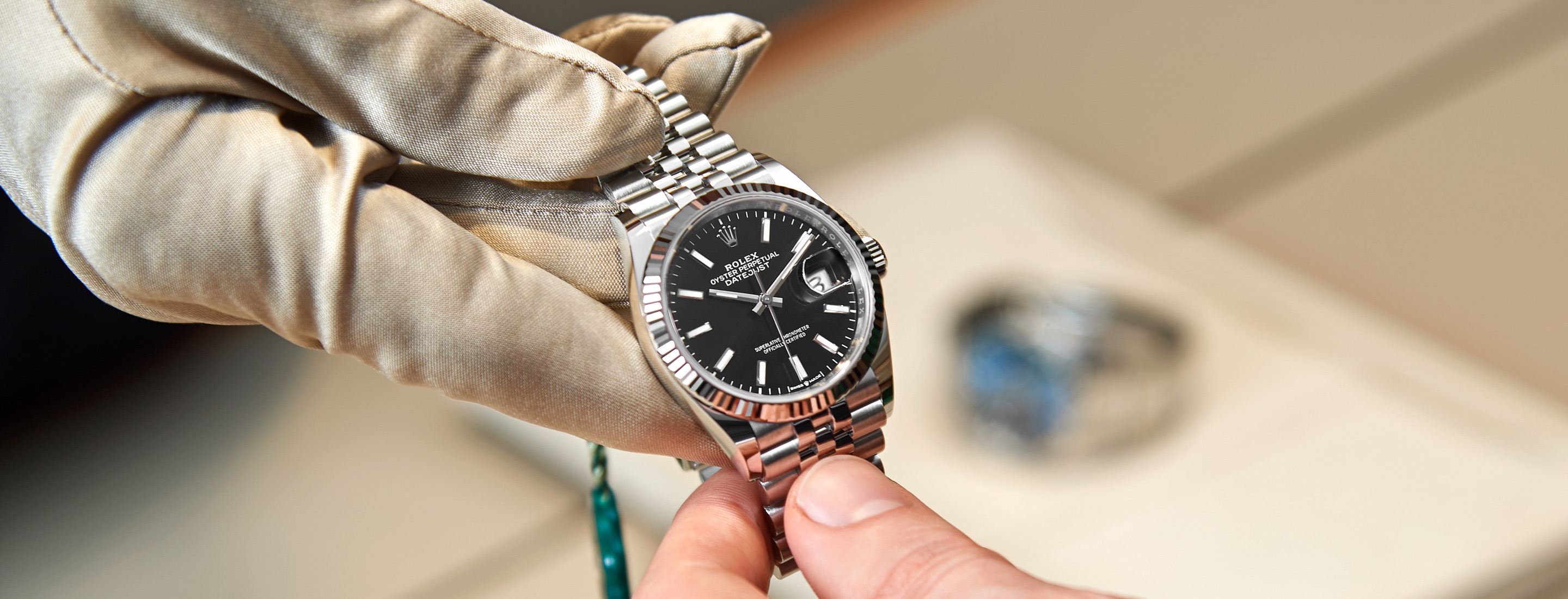 Gewartete Rolex Datejust wird mit weißem Handschuh präsentiert