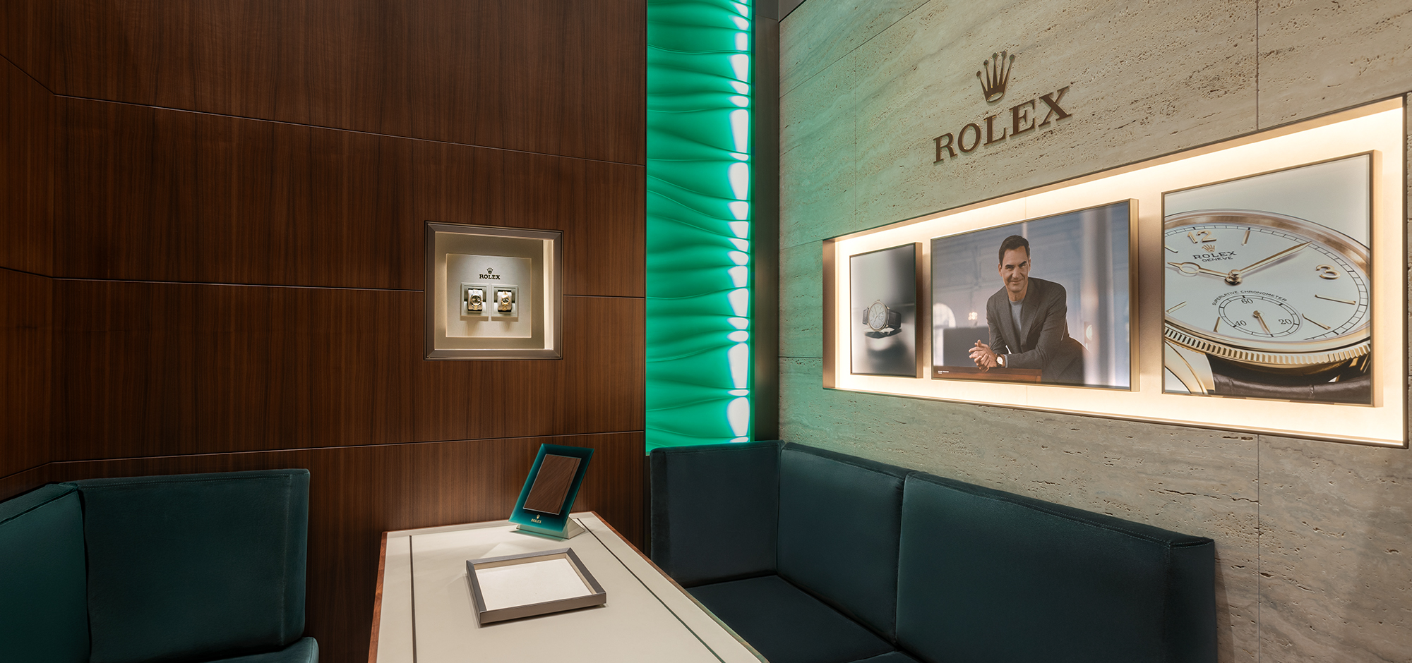 Rolex Verkaufsfläche mit Vitrinen und grüner Rolex Wand