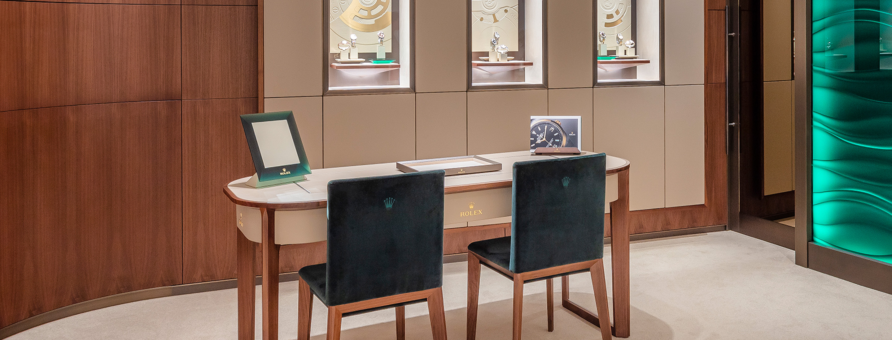 Rolex Showroom bei GADORO Stilreich — Beratungstische und Rolex Wand