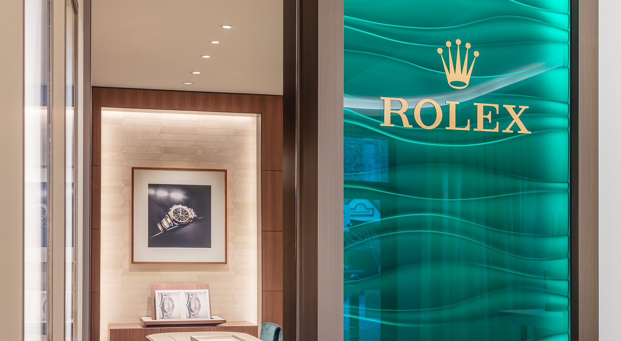 Rolex Loungebereich mit Rolex Wandvitrine